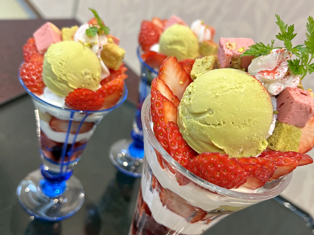 スタッフ同士で試食や意見交換もしています